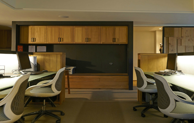 上海辦公室裝修設計：木質(zhì)踢腳線，打造溫馨雅致辦公空間